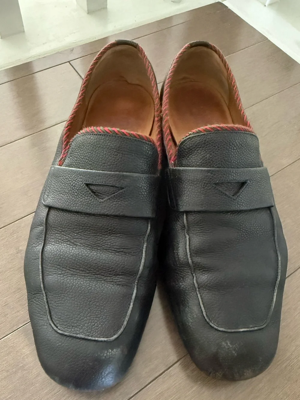 Gucci Men's Black Pebbled Leather Slip-On Loafer with Red Trim - Picture 4 of 8